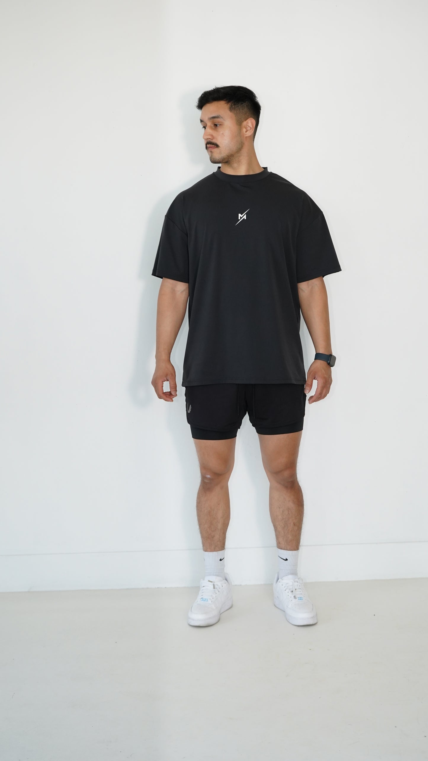 The model in the picture is 5'10 185 LBS wearing a size LARGE